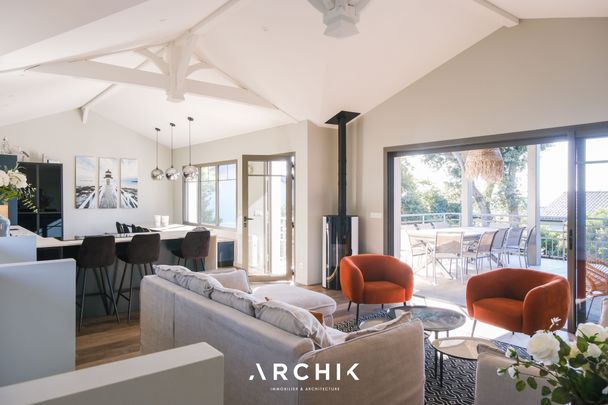 Architecture contemporaine, cette maison de 180 m2 organisée sur deux niveaux se tient sur un terrain de 960 m2 sur les hauteurs du Pyla, au calme. - Photo 1