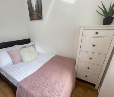 4 bedroom terraced house to rent - Photo 2