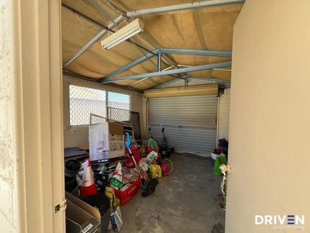 Fully Furnished Family Home Opposite Parkland - Photo 5