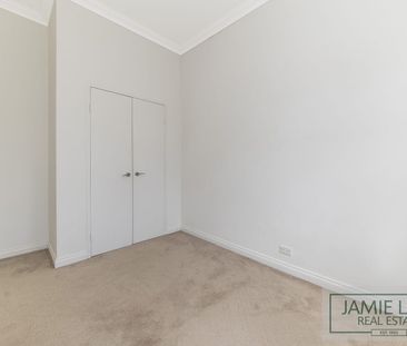 Stylish Terrace Home - Photo 4