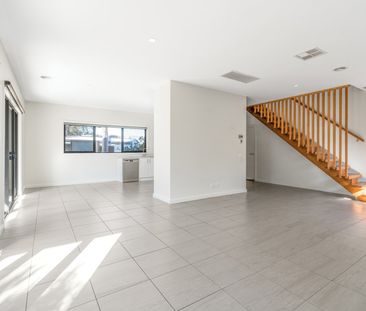 Townhouse in prime location! - Photo 4