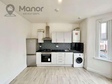 Dersingham Avenue, Manor, E12 - Photo 2