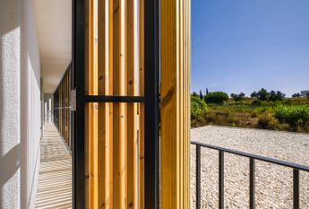 Moradia T6 de arquitetura moderna inserida no Golfe de Oeiras