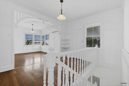 Beachside Beauty � Spacious Five-Bedroom Three Bathroom Home Steps to Tugun Beach! - Photo 3