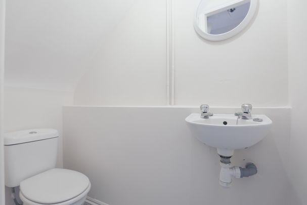 A wonderful opportunity to make some new memories! 3 bedroom cottage, Stamford - Photo 1