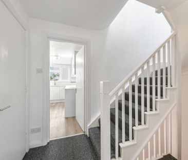 4 bedroom mews to rent - Photo 1