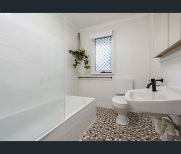 Refreshed 3 bedroom home - Photo 4