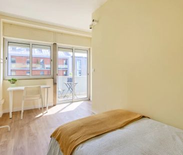 Room in a shared 9-bedroom apartment for rent in Lisbon - Photo 6