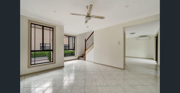 Stylishly refreshed townhouse in a highly convenient setting - Photo 1