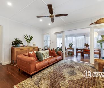 Stylish Family Home with a Pool - Photo 1