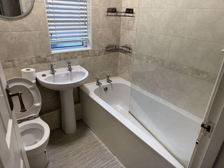 2 bedroom semi-detached bungalow to rent - Photo 4