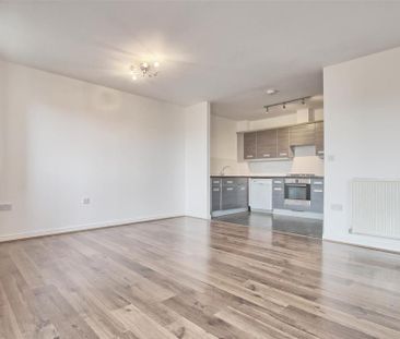 3 bedroom flat to rent - Photo 4