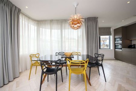A superb three bedroom apartment situated in a converted Art-Deco cinema - Photo 4