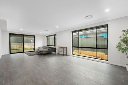 Beautiful 4 Bedroom Home - Convenient Location - Photo 5