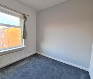 2 bedroom end of terrace house to rent - Photo 3