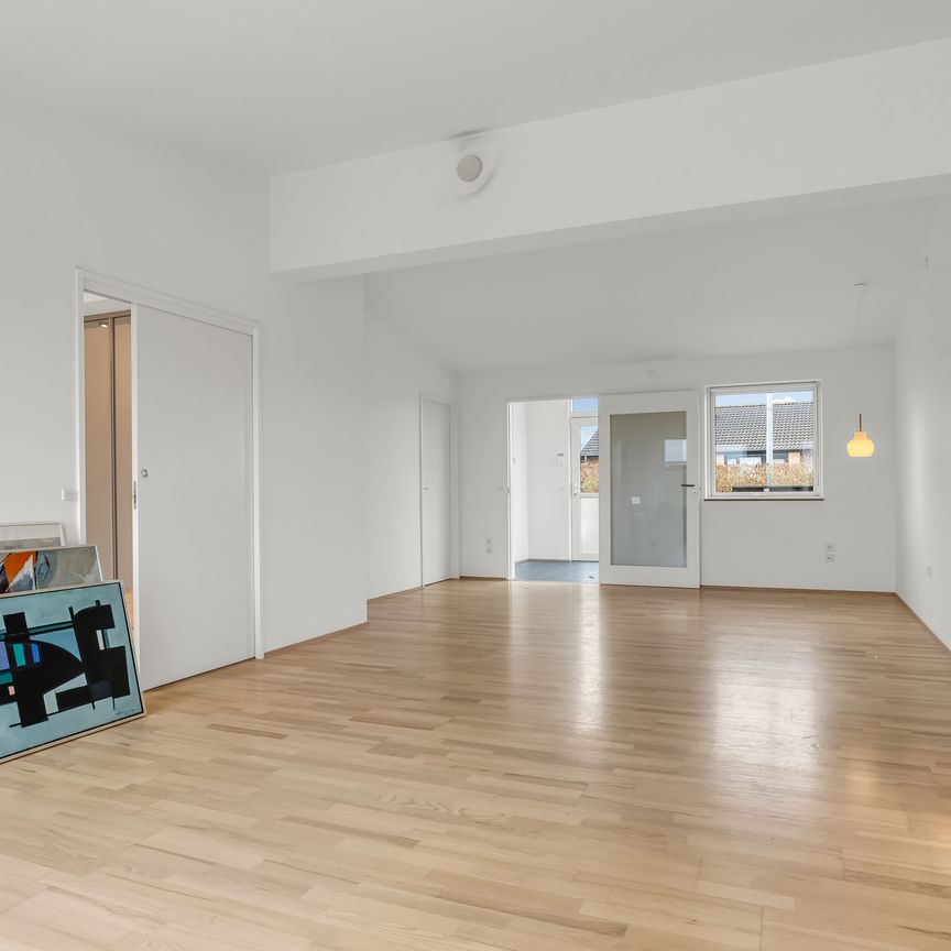 Skønt og rummeligt rækkehus med lukket have - Photo 1