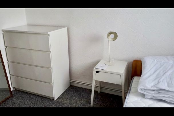 Room in a Shared Flat, Lampeter Square, W6 - Photo 1