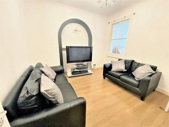 1 bedroom in a flat share to rent - Photo 1