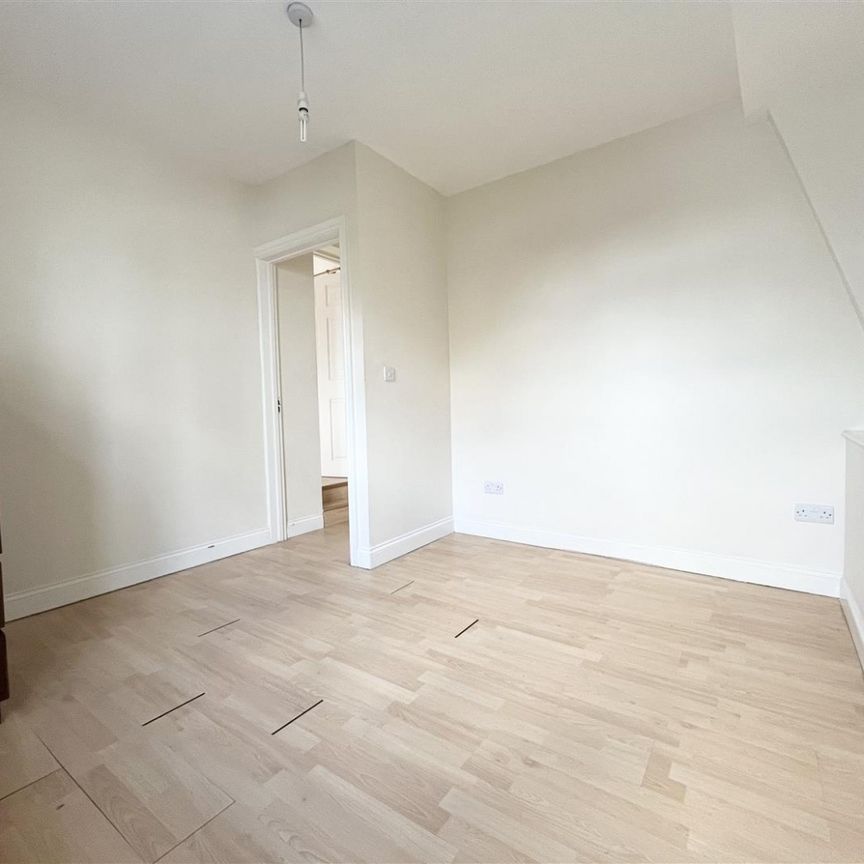 2 Bedroom Flat - Above Shop To Let - Photo 1