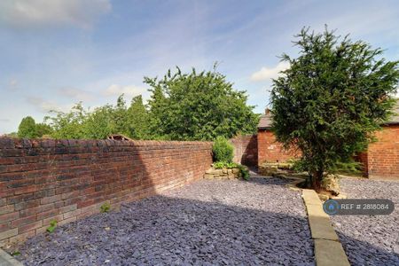 1 bedroom in a house share to rent - Photo 3