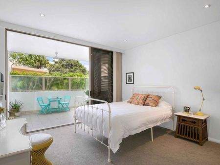 Spacious 3 bedroom park-side home with courtyard - Photo 3
