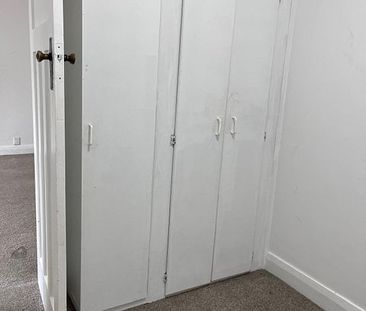 Epsom 2BR Apt with Modern Comforts - Photo 5
