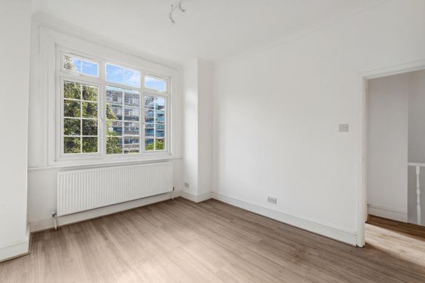 3 bedroom in Shepherds Bush - Photo 1