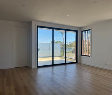 Modern 4-Bedroom Townhouse with Double Garage – Scoresby - Photo 2