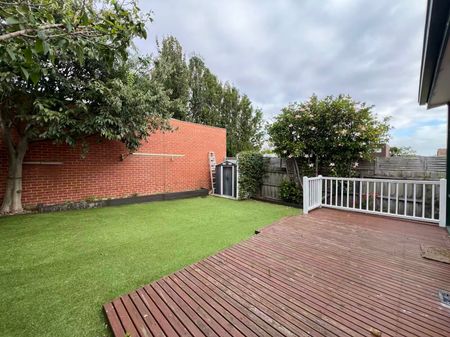 Charming Hawthorn 4 Bedrooms Living in a Prime Lifestyle Location - Photo 4