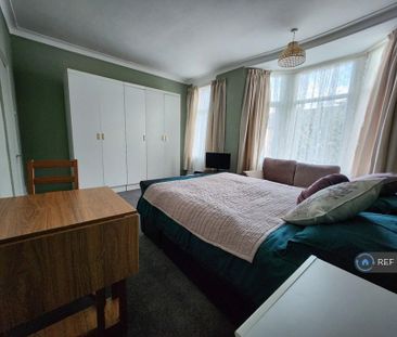 1 bedroom in a house share to rent - Photo 2