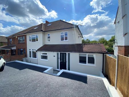 1 bedroom in a house share to rent - Photo 2