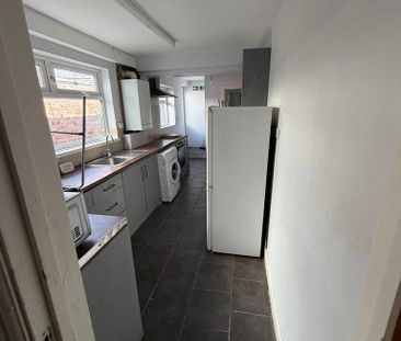 4 bedroom house of multiple occupation to rent - Photo 6