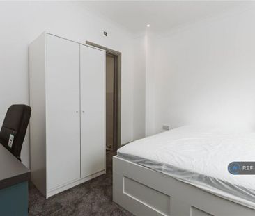6 bedroom semi-detached house to rent - Photo 2