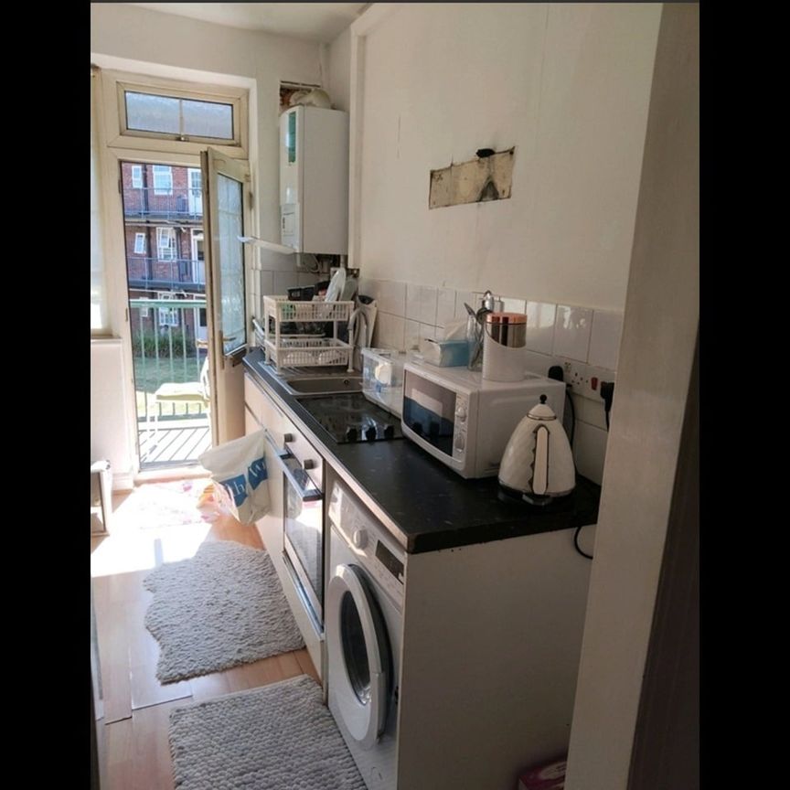 Room in a Shared Flat, Shirehall Lane, NW4 - Photo 1