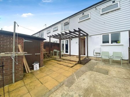 1 bedroom in a house share to rent - Photo 2