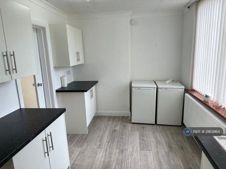 3 bedroom end of terrace house to rent - Photo 4