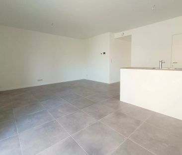 RECENT GELIJKVLOERS APPARTEMENT MET GROOT TERRAS EN AUTOSTAANPLAATS - Photo 1