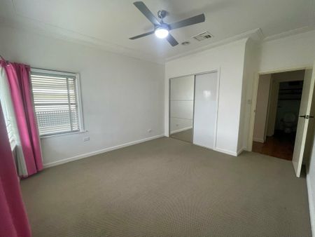 Spacious 4-Bedroom Home with Large Backyard and Outdoor Entertaining Area - Photo 5