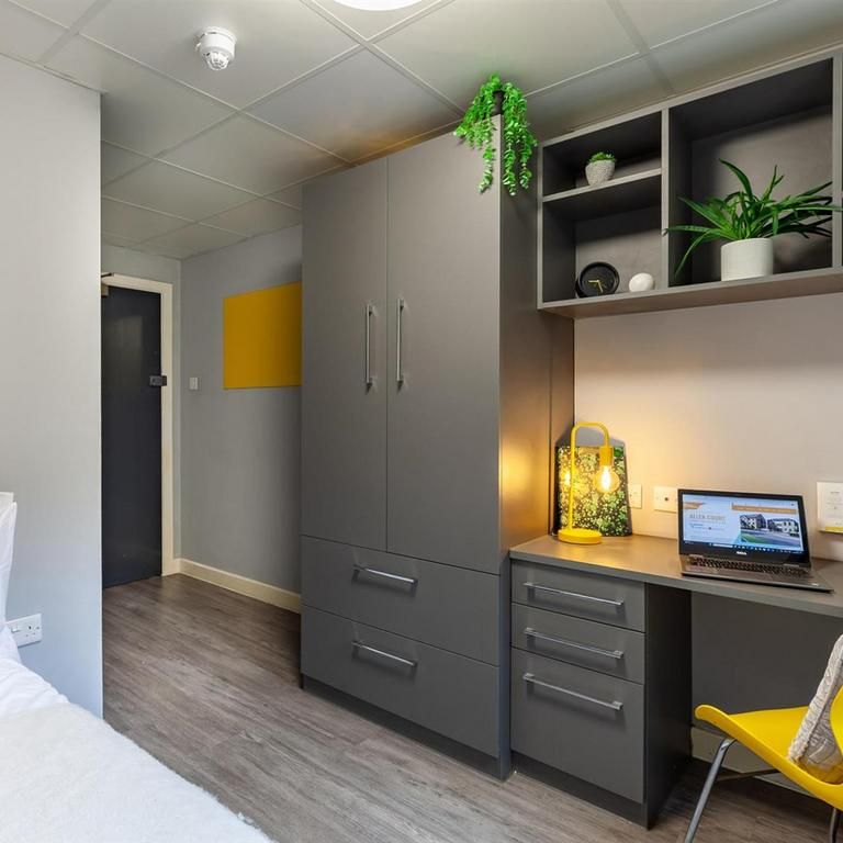 1 bedroom in a flat share to rent - Photo 1