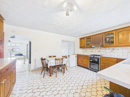Kingsbury Drive, Old Windsor, Berkshire,SL4 - Photo 2