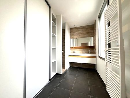 Location Appartement 5 pièces 117m² - Photo 3