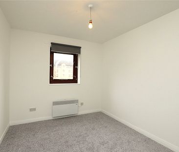 Flat 3/2, 35 Overnewton Square - Photo 1