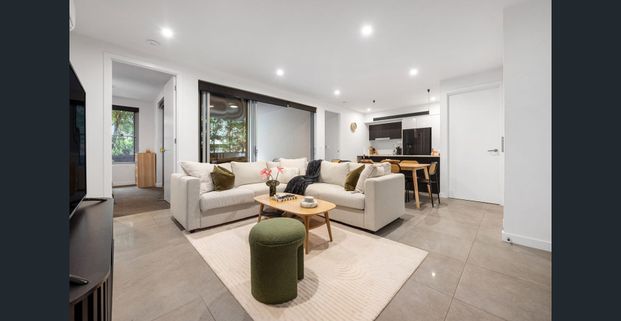 Modern Apartment with Leafy Courtyard Living - Photo 1