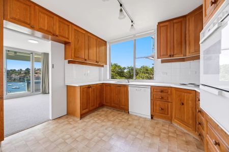 ABSOLUTE WATERFRONT! PERFECTLY POSITIONED 3 BEDROOM APARTMENT IN PRIME DARLING POINT LOCATION - Photo 5