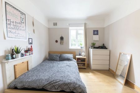 3 Bedroom Flat - Photo 2