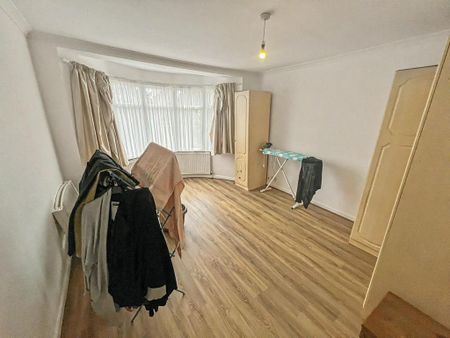 4 bedroom semi-detached house to rent - Photo 2