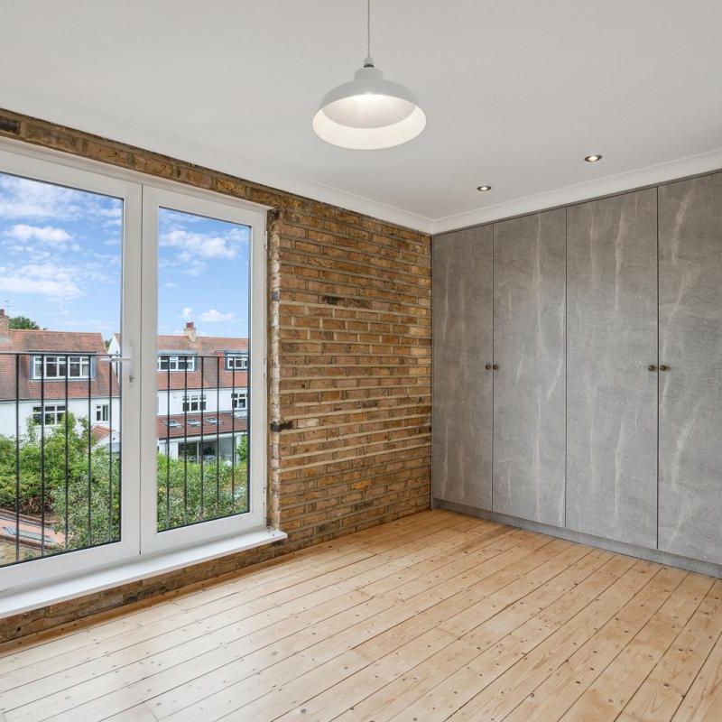 3 bedroom house in London - Photo 1