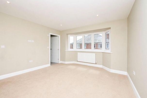 4 bedroom semi-detached house to rent - Photo 1