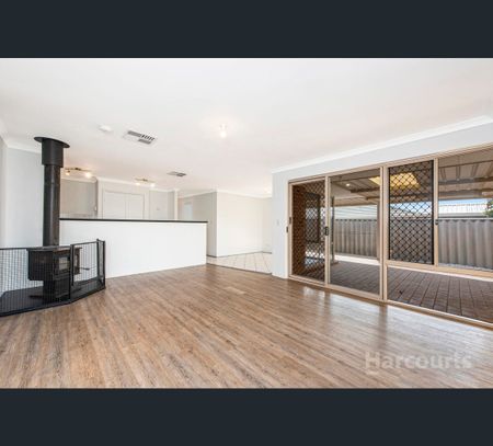 22 Floribunda Avenue, Halls Head, WA 6210 - Photo 3