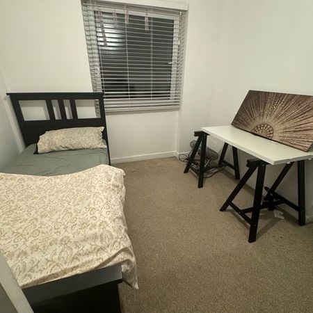 Room in a Shared Flat, Epsom Road, CR0 - Photo 4